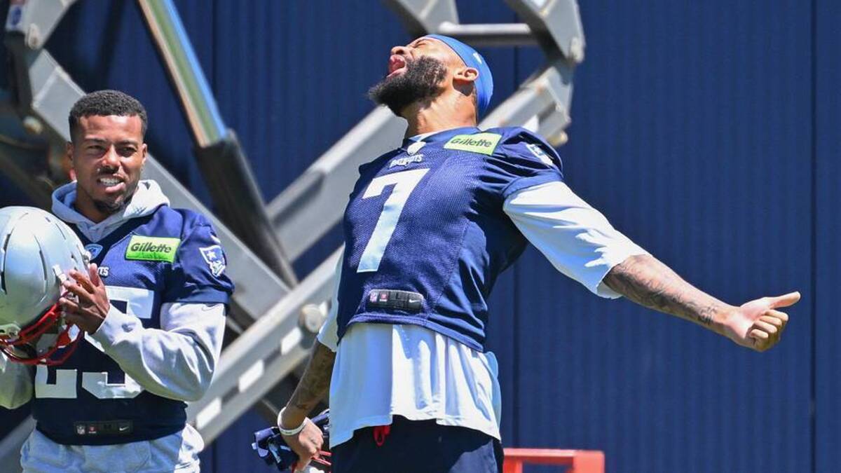  Jun 9, 2026; Foxborough, MA, USA; New England Patriots cornerback Carlton Davis III (7) arrives at the practice field for minicamp at Gillette Stadium. Mandatory Credit: Eric Canha-Imagn Images | Eric Canha-Imagn Images 