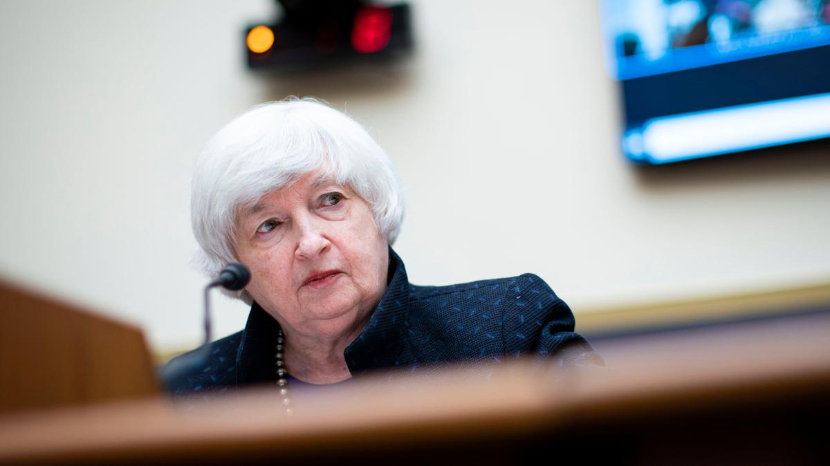 La secretaria del Tesoro de EEUU, Janet Yellen, escucha durante una audiencia de la Comisión de Servicios Financieros de la cámara baja, el jueves 30 de septiembre de 2021 en el Capitolio, en Washington. (Al Drago/Pool vía AP)