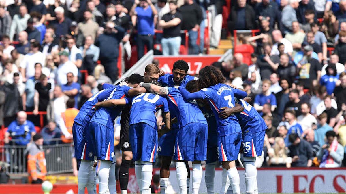  Chelsea no longer insist upon huddling around the ball. | PETER POWELL/AFP/Getty Images 