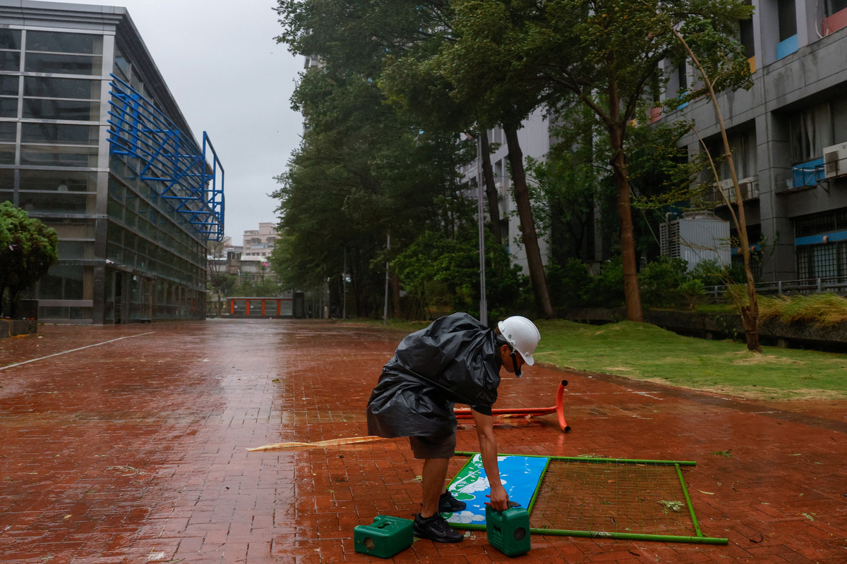 Typhoon Champi sweeps past Taiwan, leaving 1 dead, 500 injured ...