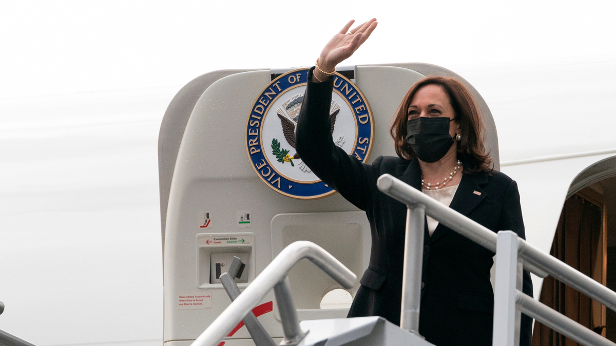 La vicepresidenta de Estados Unidos Kamala Harris aborda el avión vicepresidencial el martes 8 de junio de 2021 rumbo a Washington desde la Ciudad de México para concluir su primera gira internacional en el cargo. 