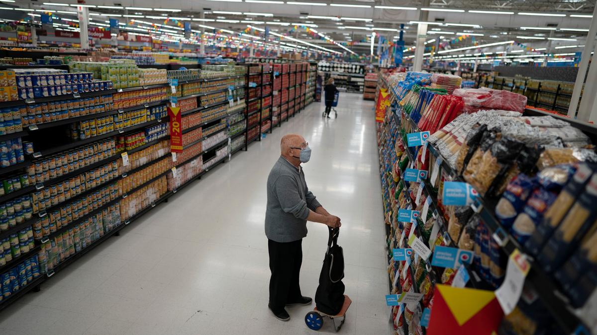 ARCHIVO - Un hombre compra en un supermercado en Buenos Aires, Argentina, el 18 de octubre de 2021. (AP Foto/Victor R. Caivano, Archivo)