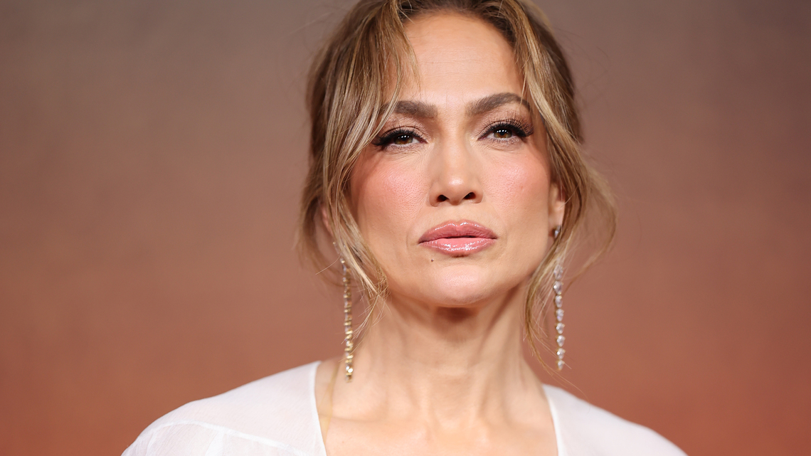 Jennifer Lopez's Two-Piece Look Is What Rich Moms Wear to the Office 