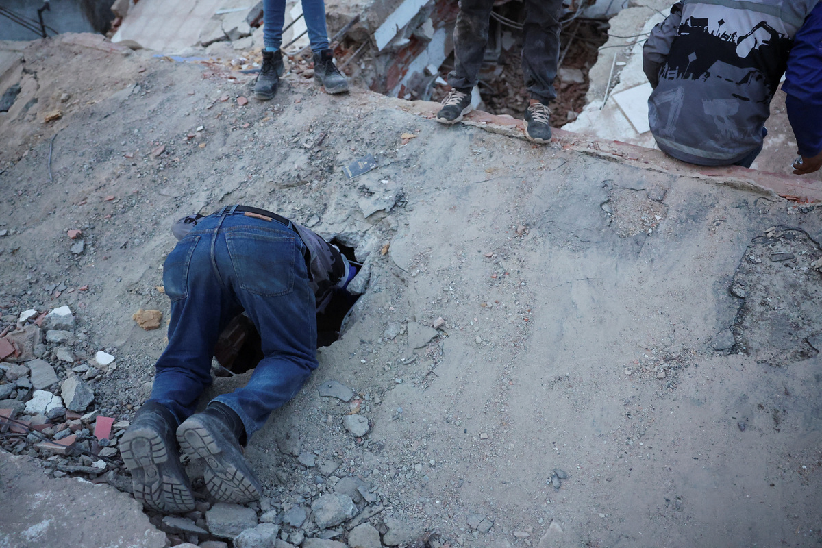A rescuer searches through debris in the aftermath of the June 24 earthquakes, in La Guaira, Venezuela, July 4, 2026. REUTERS/Pablo Sanhueza