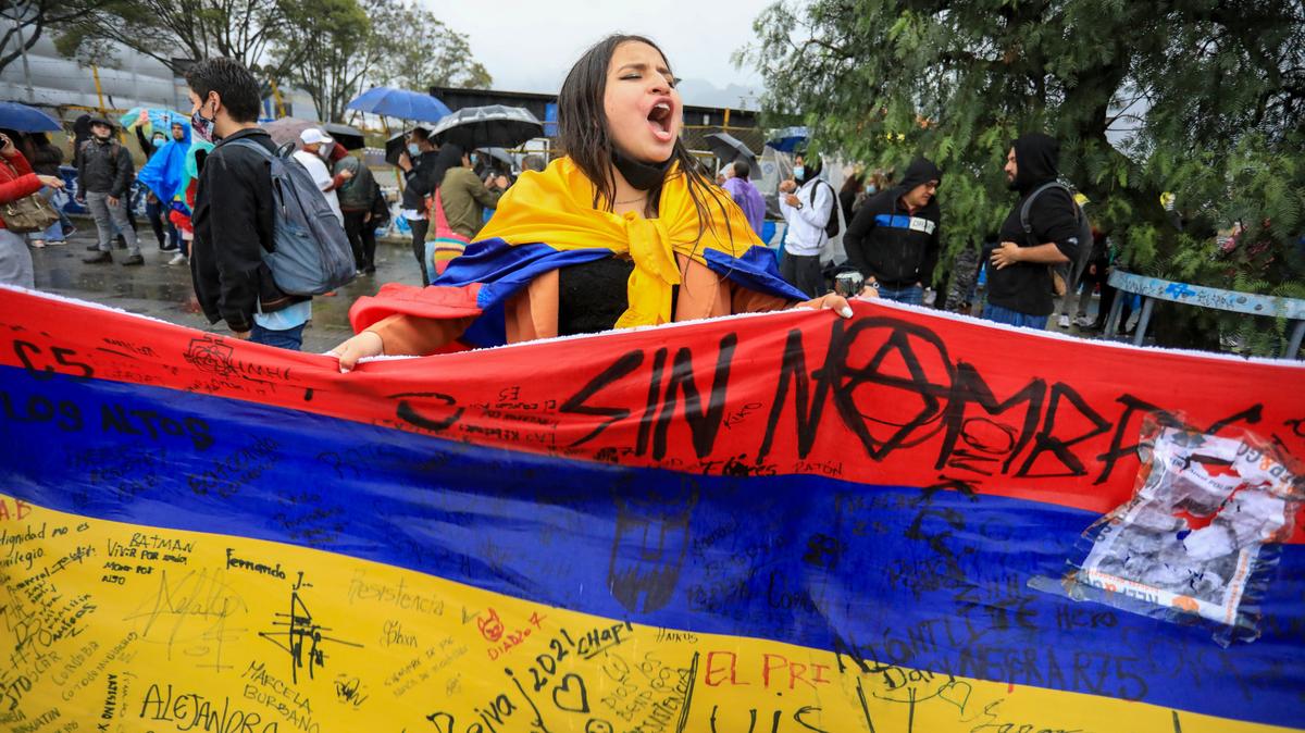 Partidarios del candidato presidencial Gustavo Petro, con la coalición Pacto Histórico, celebran después de que su candidato ganara la segunda vuelta presidencial en Bogotá, Colombia, el domingo 19 de junio de 2022. (Foto AP/Fernando Vergara)
