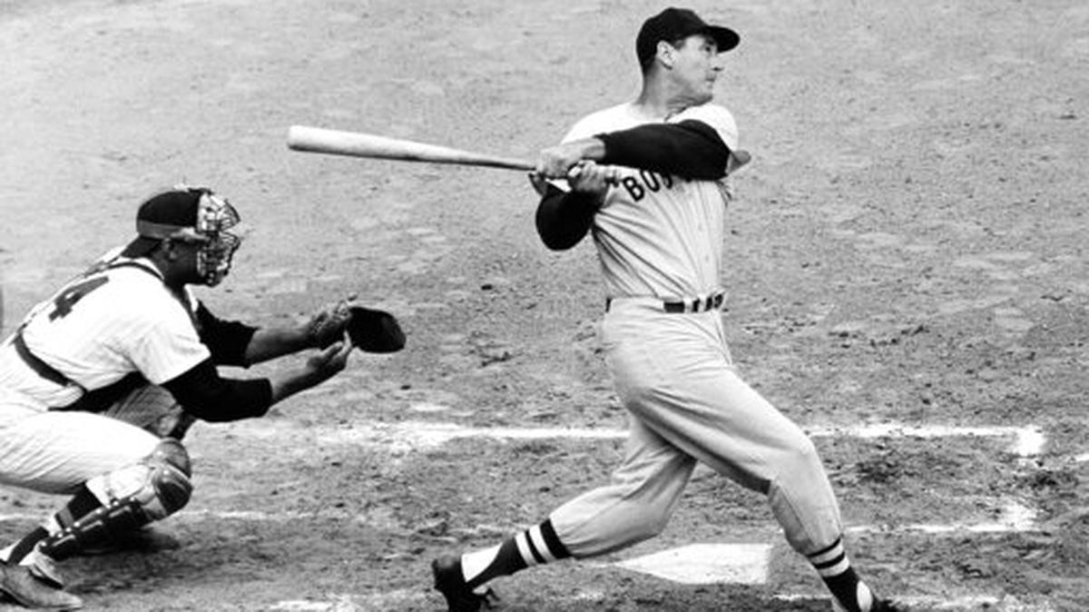 Ted Williams, de los Medias Rojas de Boston, la saca del parque en un juego contra los Senadores el 18 de abril de 1960 en Washington. (AP Photo, File)