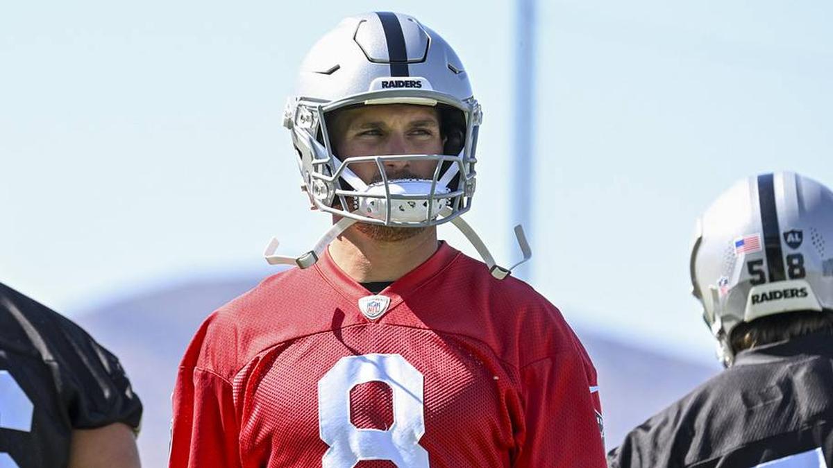  May 20, 2026; Henderson, NV, USA; Las Vegas Raiders quarterback Kirk Cousins (8) warms up during organized team activities at Intermountain Health Performance Center. Mandatory Credit: Candice Ward-Imagn Images | Candice Ward-Imagn Images 