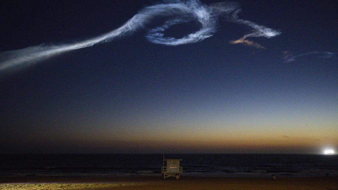 MANHATTAN BEACH, CA - APRIL 06, 2026: The SpaceX "Falcon 9" rocket is seen from El Porto on Monday, April 6, 2026, in Manhattan Beach, CA. SpaceX successfully launched a Falcon 9 rocket from Vandenberg Space Force Base in California.(Kayla Bartkowski / Los Angeles Times)