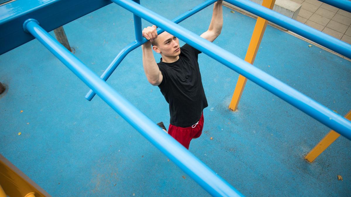 To be able to do pull-ups, recreational athletes first need to build up strength. (Christin Klose/dpa/TNS)