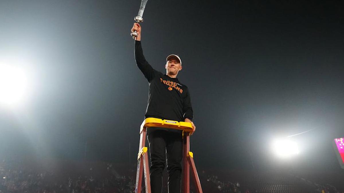  Nov 29, 2025; Los Angeles, California, USA; Southern California Trojans head coach Lincoln Riley leads the Spirit of Troy marching band in a rendition of Tribute to Troy after teh game against the UCLA Bruins at United Airlines Field at Los Angeles Memorial Coliseum. Mandatory Credit: Kirby Lee-Imagn Images | Kirby Lee-Imagn Images 