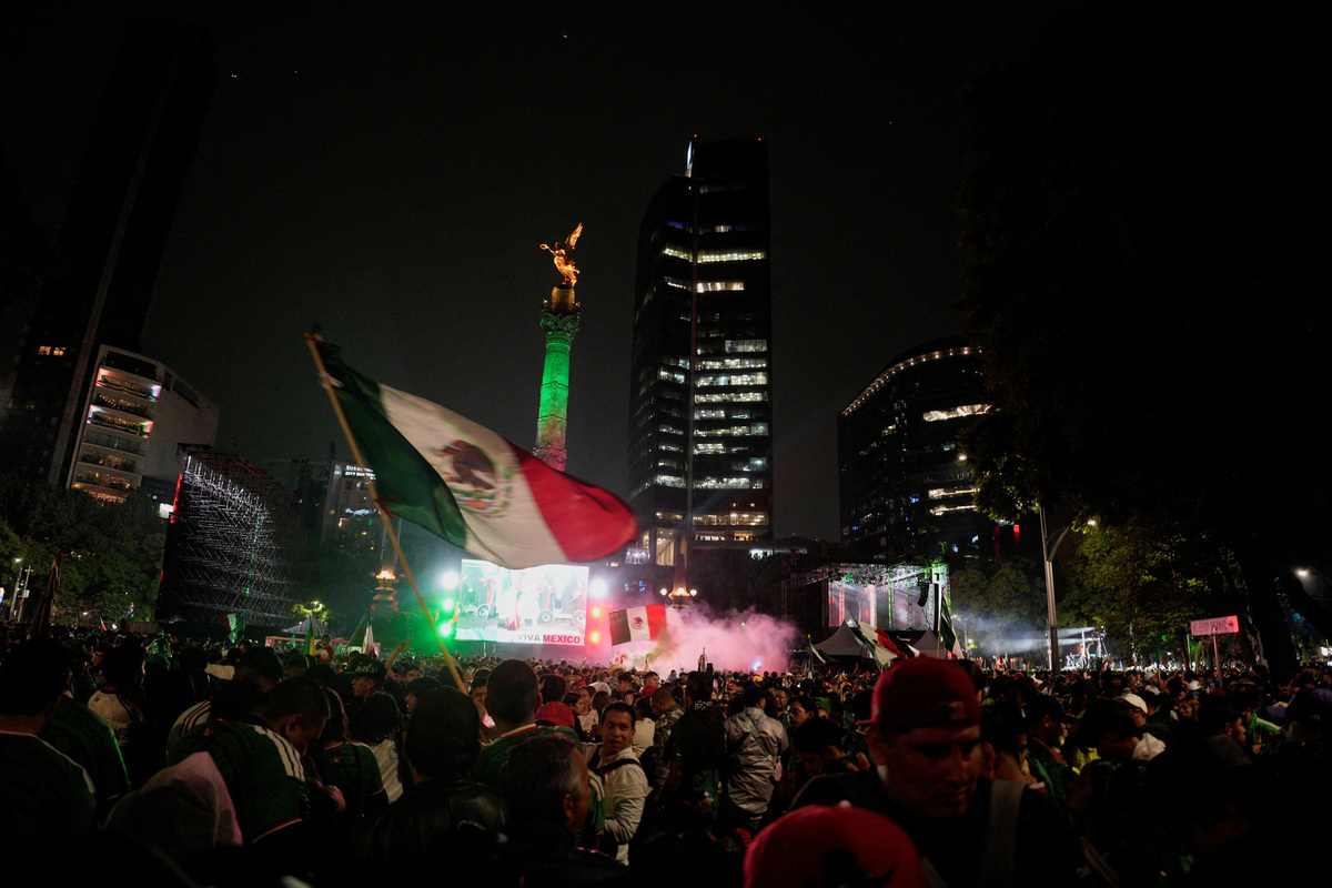 Soccer Football - FIFA World Cup 2026 - Round of 32 - Mexico v Ecuador - Mexico City, Mexico - June 30, 2026 Supporters of Mexico celebrate near the Angel of Independence after Mexico won their game REUTERS/Armando Vega