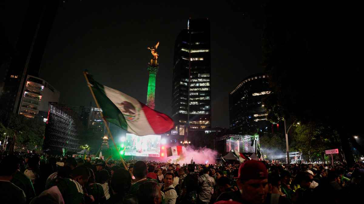Soccer Football - FIFA World Cup 2026 - Round of 32 - Mexico v Ecuador - Mexico City, Mexico - June 30, 2026 Supporters of Mexico celebrate near the Angel of Independence after Mexico won their game REUTERS/Armando Vega