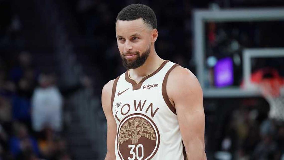  Golden State Warriors guard Stephen Curry smiles at the crowd during a game against the Sacramento Kings. | David Gonzales-Imagn Images 