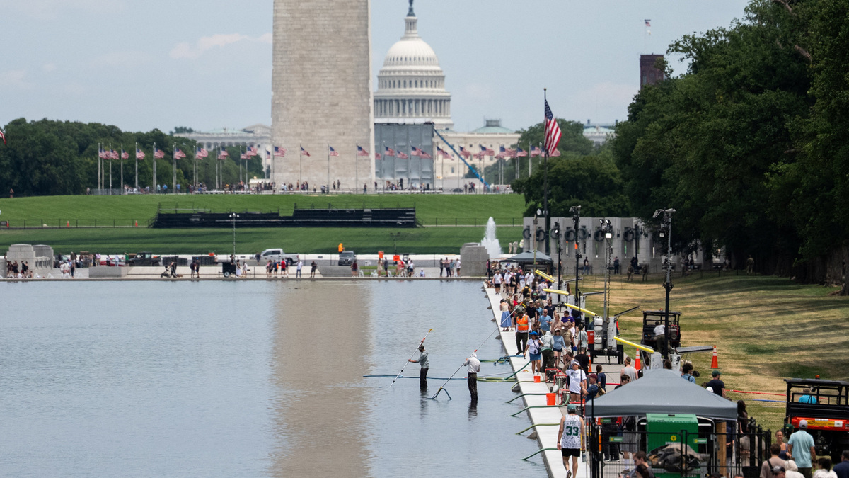 Workers vacuum algae from the Lincoln Memorial Reflecting Pool, after recent renovations following a directive from U.S. President Donald Trump to paint it blue ahead of the 250th anniversary of U.S. Independence, in Washington, D.C., U.S., June 21, 2026. REUTERS/Aaron Schwartz