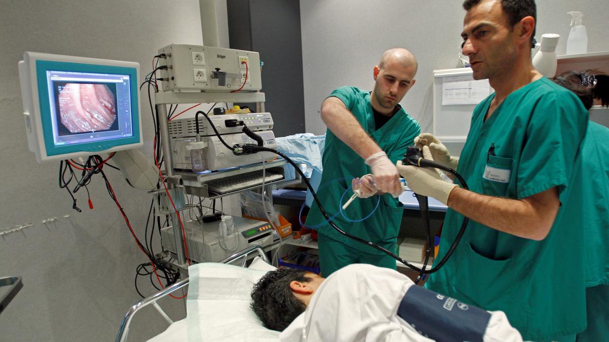 FILE PHOTO: A French doctor performs a colonoscopy on a patient at the Ambroise Pare hospital in Marseille, March 25, 2008.  REUTERS/Jean-Paul Pelissier (FRANCE)/File Photo