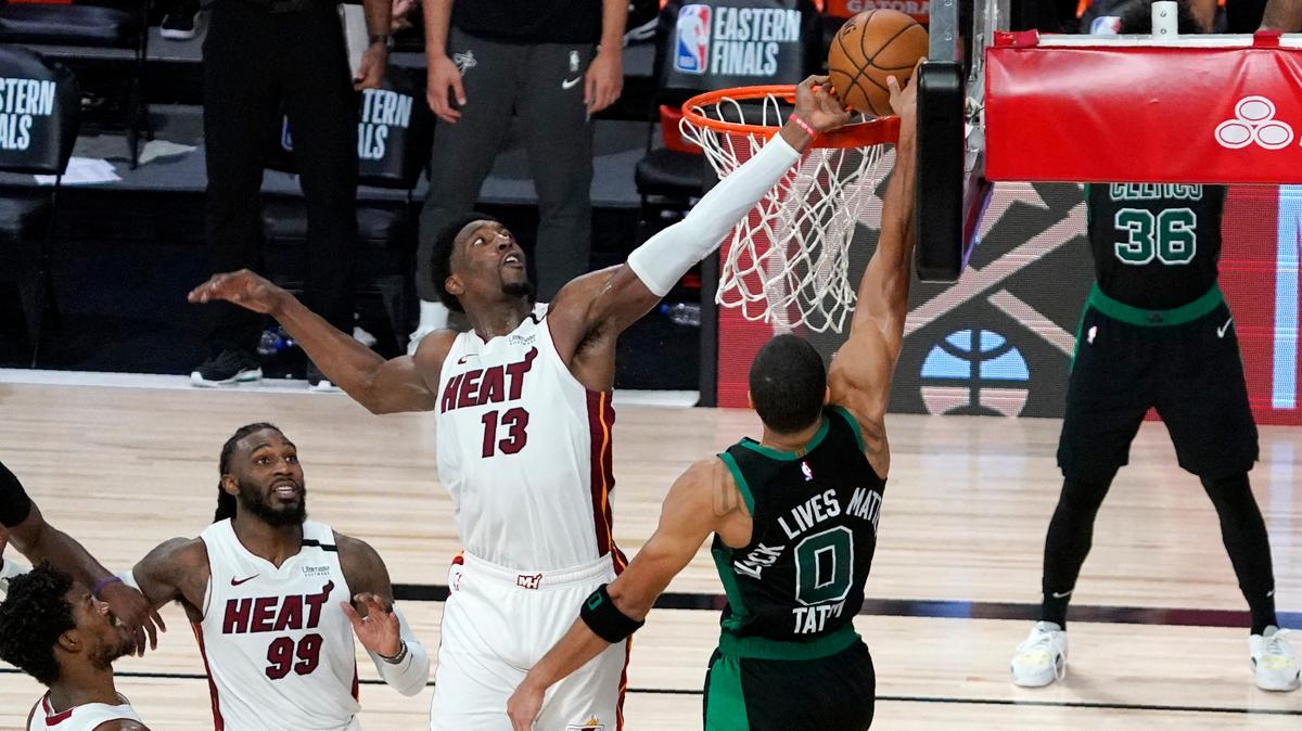 Bam Adebayo, del Heat de Miami, bloquea la clavada de Jayson Tatum, de los Celtics de Boston, en el Juego 1 de las finales de la Conferecia del Este, el 15 deseptiembre de 2020, en Lake Buena Vista, Florida.