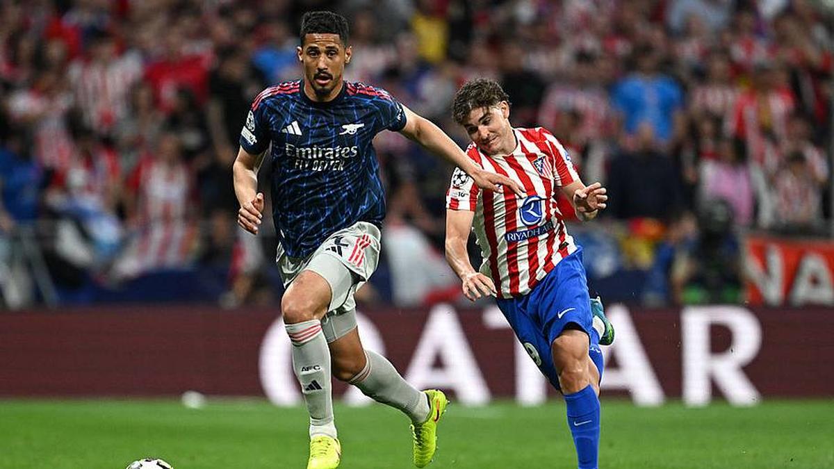  Julián Alvarez (right) is constantly trying to force opponents into mistakes in build up. | David Price/Arsenal FC/Getty Images 