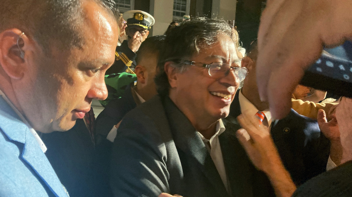 El presidente colombiano Gustavo Petro, en el centro, saluda a colombianos en Nueva York el domingo 18 de septiembre del 2022. (AP Photo/Claudia Torrens)