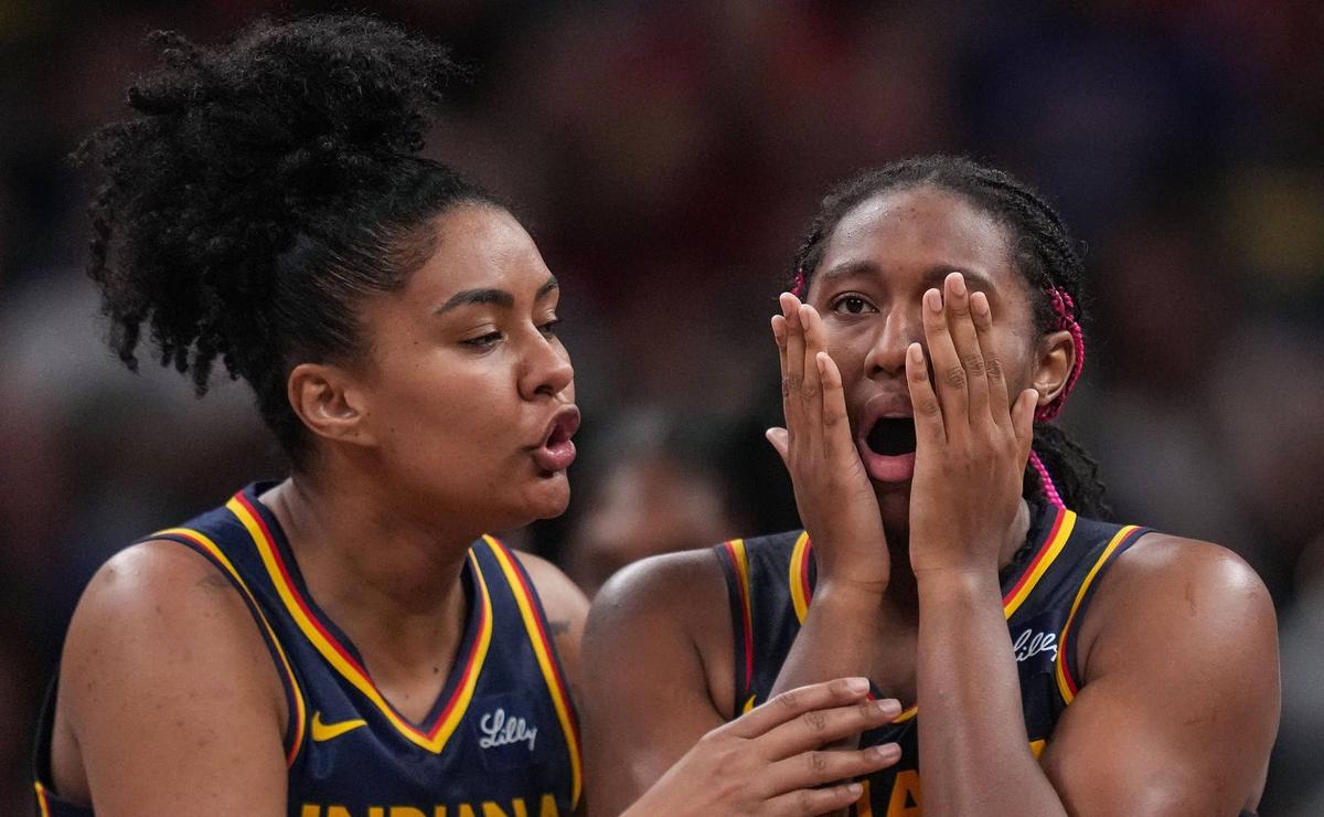  Indiana Fever forward Aliyah Boston (7) and Damiris Dantas (12) react during a game. © Grace Hollars/IndyStar / USA TODAY NETWORK via Imagn Images 
