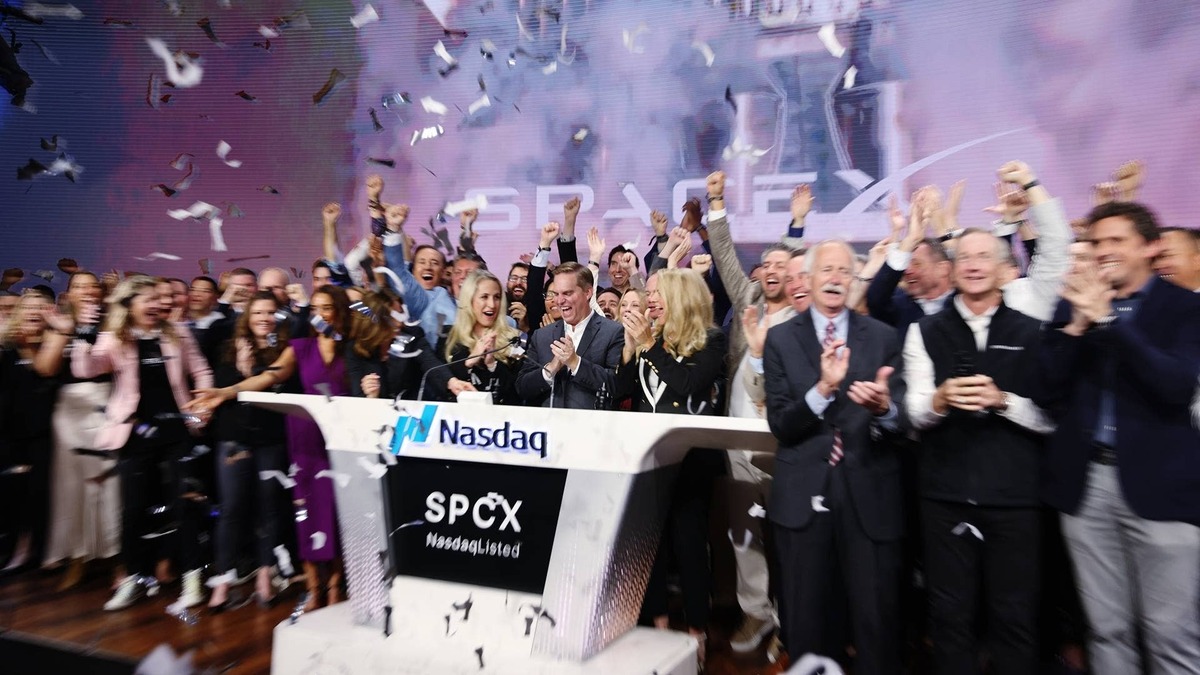  A SpaceX-Tesla merger could unify Musk's ventures, accelerate AI infrastructure, strengthen energy solutions, and simplify operations for long-term investors. 
