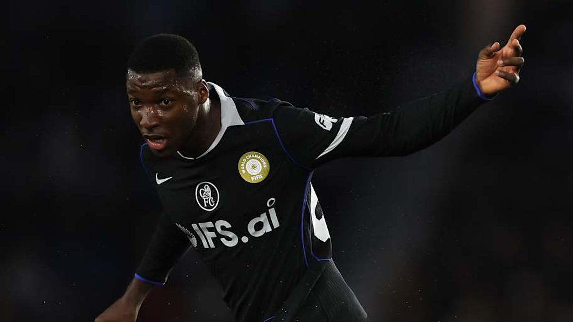  Moisés Caicedo had a night to forget against his former club. | Chris Lee/Chelsea FC/Getty Images 