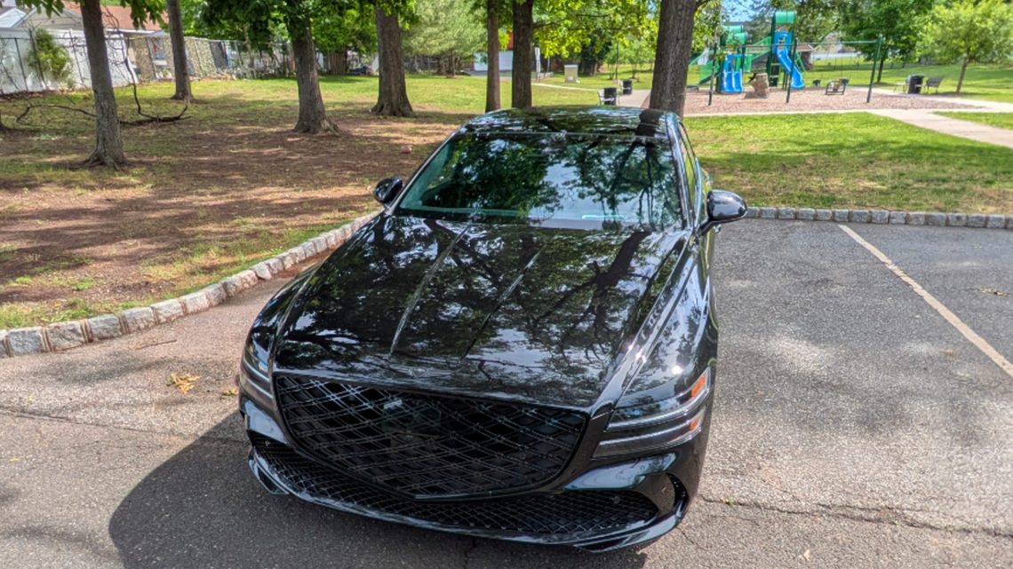 The Genesis G80 and G90 couldn't be more different. Which should you get? 