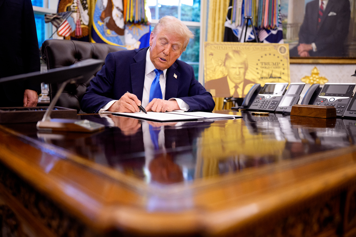  U.S. President Donald Trump signs an executive order in the Oval Office at the White House on September 19, 2025 in Washington, DC. 