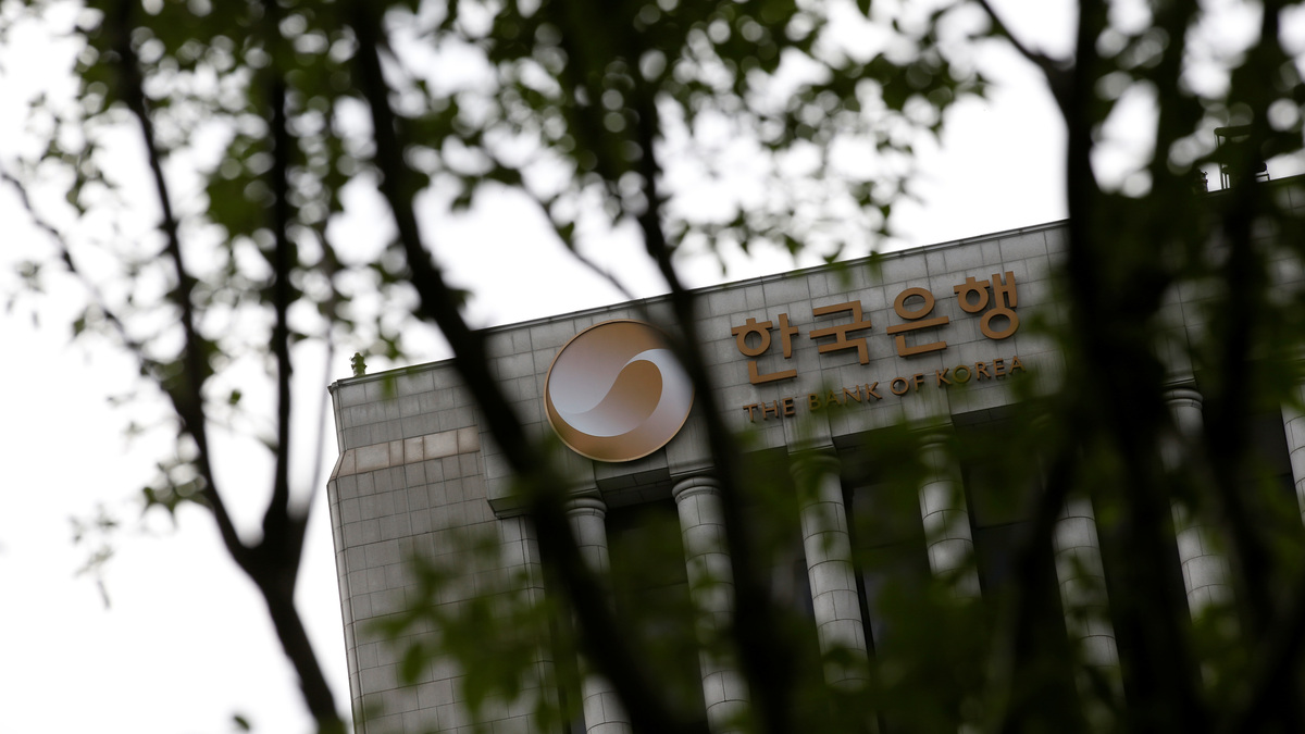 The logo of the Bank of Korea is seen on the top of its building in Seoul, South Korea, July 14, 2016.  REUTERS/Kim Hong-Ji