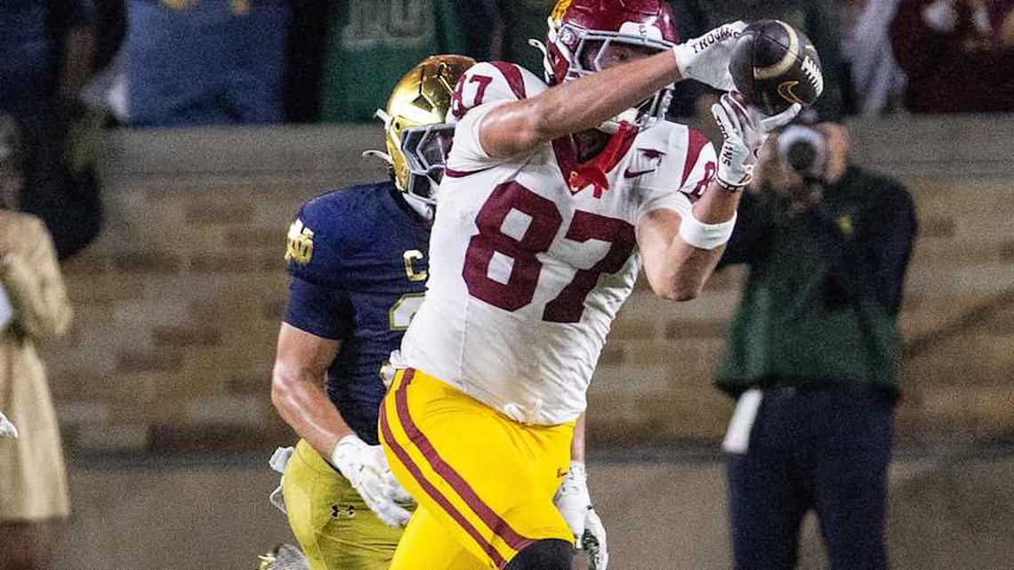  Oct 18, 2025; South Bend, Indiana, USA; Southern California Trojans tight end Lake McRee (87) attempts to catch the ball while Notre Dame Fighting Irish cornerback Christian Gray (6) defends in the first half at Notre Dame Stadium. Mandatory Credit: Trevor Ruszkowski-Imagn Images | Trevor Ruszkowski-Imagn Images 