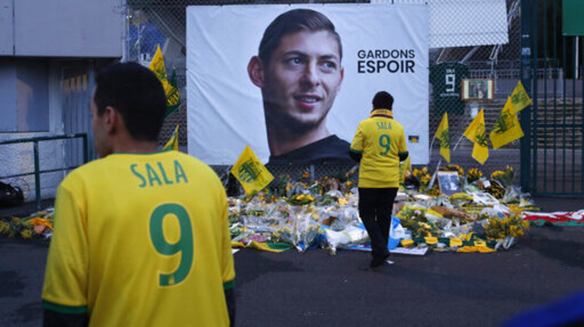 En esta imagen de archivo del 30 de enero de 2019, aficionados del club Nantes llegan a un punto del exterior del estadio La Beaujoire donde fue colgada una imagen del jugador argentino Emiliano Sala con la frase “Mantengamos la esperanza”, antes del partido de la liga francesa entre Nantes y Saint-Etienne, en Nantes.