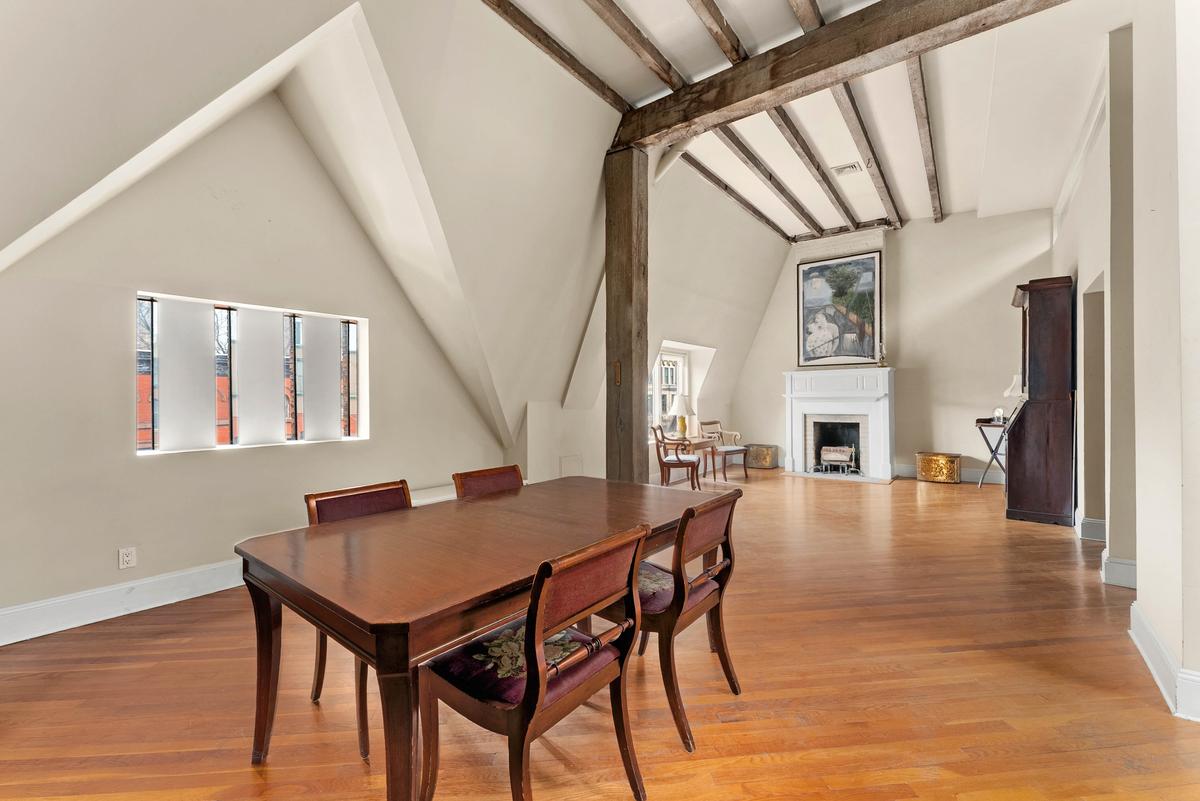  The 842 Carroll Street residence has 18 rooms. 