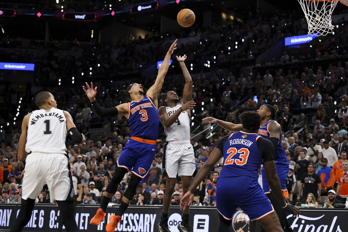 Jun 13, 2026; San Antonio, Texas, USA; San Antonio Spurs guard De'aaron Fox (4) shoots the ball past New York Knicks guard Josh Hart (3) during game five of the 2026 NBA Finals at Frost Bank Center. Mandatory Credit: Geoff Burke-Imagn Images