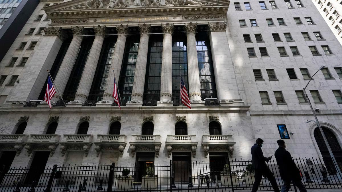 Imagen de archivo del 23 de marzo de 2021 de la Bolsa de Valores de Nueva York, un emblema de la economía mundial.