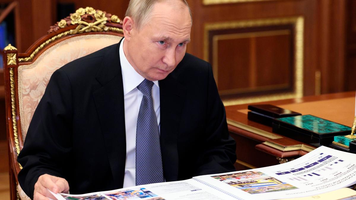 El presidente ruso, Vladimir Putin, escucha al gobernador de la región de Samara, Dmitry Azarov, durante su reunión en Moscú, Rusia, el martes 18 de octubre de 2022. (Gavriil Grigorov, Sputnik, Kremlin Pool Photo vía AP)