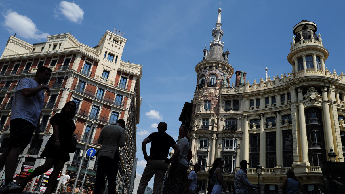 People stand in the shadow in the city centre during a spring heatwave in Madrid, Spain, May 30, 2026. REUTERS/Kacper Pempel