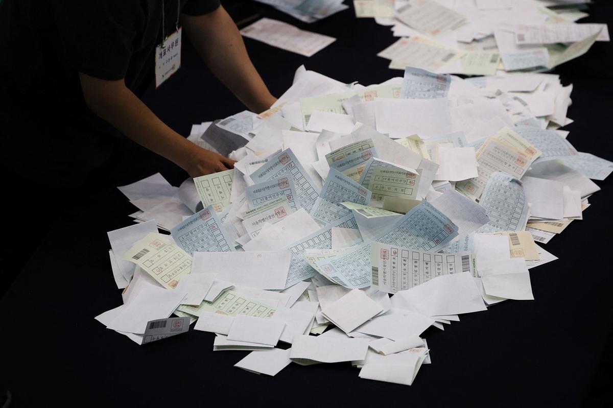 An election official counts the ballots for local elections in Seoul, South Korea, June 3, 2026.     REUTERS/Kim Hong-Ji