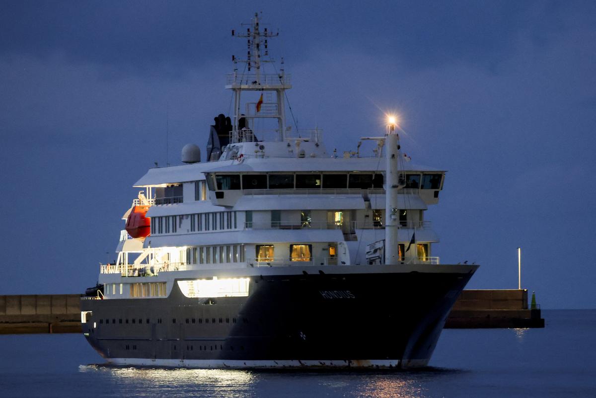 The cruise ship MV Hondius arrives at the port of Granadilla de Abona after being affected by a hantavirus outbreak, in Tenerife, Spain, May 10, 2026. REUTERS/Hannah McKay