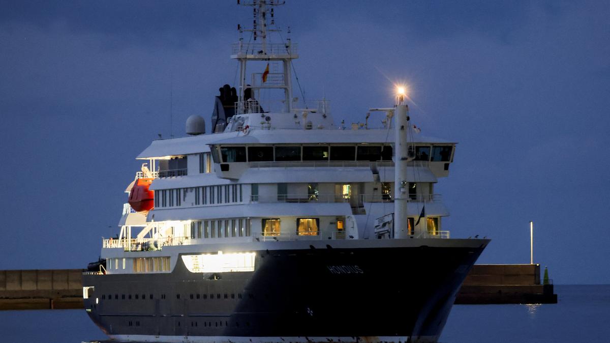 The cruise ship MV Hondius arrives at the port of Granadilla de Abona after being affected by a hantavirus outbreak, in Tenerife, Spain, May 10, 2026. REUTERS/Hannah McKay