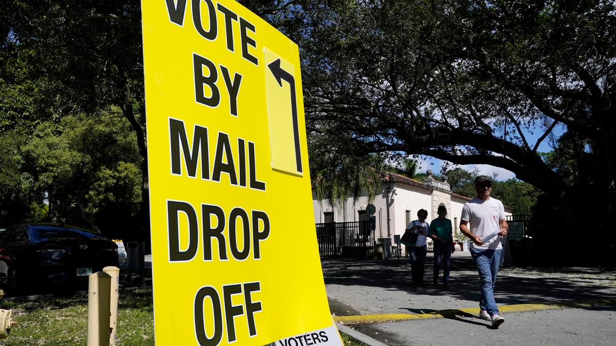 Un aviso indica a los electores donde depositar su boleta electoral, en un centro de votación adelantada en Miami, el lunes 31 de octubre de 2022. Las elecciones intermedias son el martes, 8 de noviembre de 2022. (AP foto/Lynne Sladky)