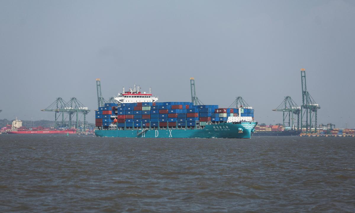 A container ship operates in the Arabian Sea off Mumbai, India, May 6, 2026. REUTERS/Francis Mascarenhas