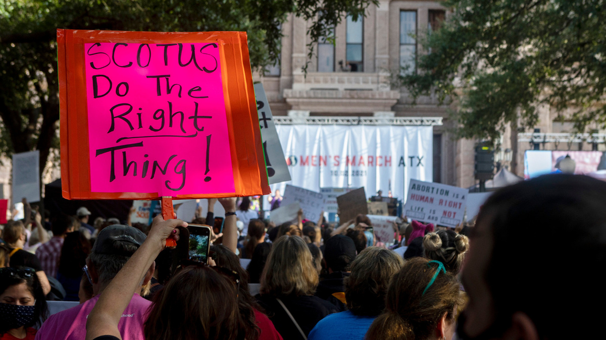 ARCHIVO - Un grupo de personas participan en un mitin en favor del aborto, el 2 de octubre de 2021, en Austin, Texas.
