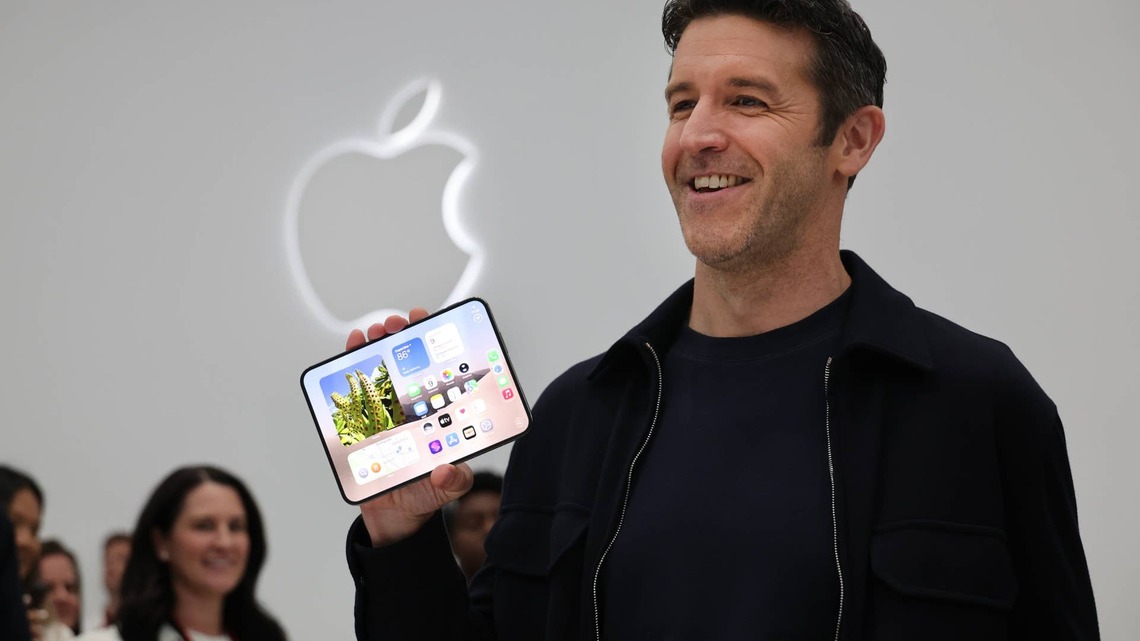 Apple extends iPhone Duo delivery, disappointing eager customers 
