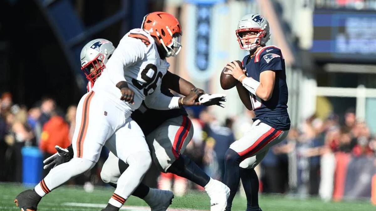  Oct 26, 2025; Foxborough, Massachusetts, USA; New England Patriots quarterback Drake Maye (10) looks to pass against Cleveland Browns during the second quarter at Gillette Stadium. Mandatory Credit: Brian Fluharty-Imagn Images | IMAGN IMAGES via Reuters Connect 