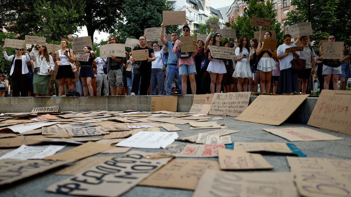 Participants hold posters during a rally to protest against Ukrainian President Volodymyr Zelenskiy's decision to replace Mykhailo Fedorov as Defence Minister and demand  a resignation of Commander in Chief of the Ukrainian Armed Forces Oleksandr Syrskyi, amid Russia's attack on Ukraine, in Kyiv, Ukraine, July 17, 2026. REUTERS/Valentyn Ogirenko
