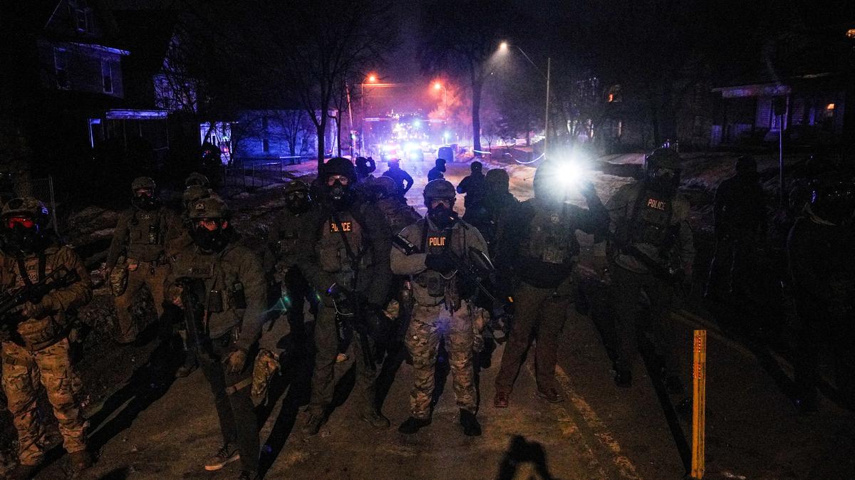 Federal agents stand guard, as tensions rise after federal law enforcement agents were involved in a shooting incident, a week after a U.S. Immigration and Customs Enforcement (ICE) agent fatally shot Renee Nicole Good, in north Minneapolis, Minnesota, U.S., January 14, 2026. REUTERS/Ryan Murphy/File Photo