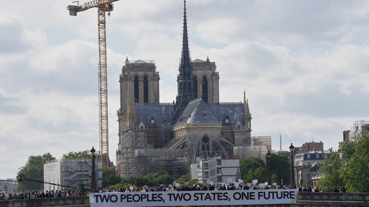 Participants in a conference with Israeli and Palestinian civil society groups supporting a two-state solution gather with placards and banners on a bridge in support of a Palestinian state, in Paris, France, June 12, 2026. Thibault Camus/Pool via REUTERS