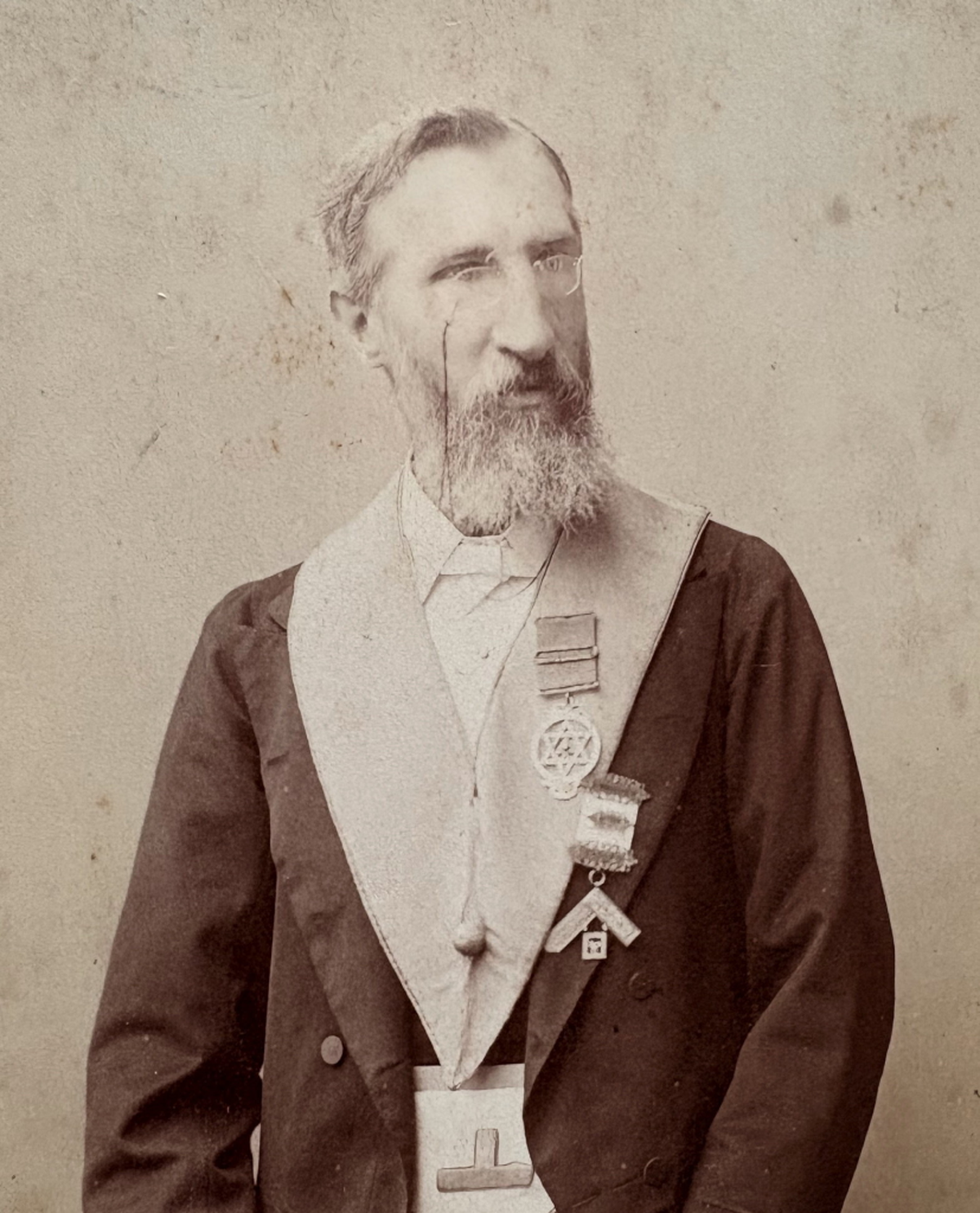  The shirt was given to Wendy Boulton's great-great-grandfather, John Bishop Boucher. (Hansons Auctioneers via SWNS) 