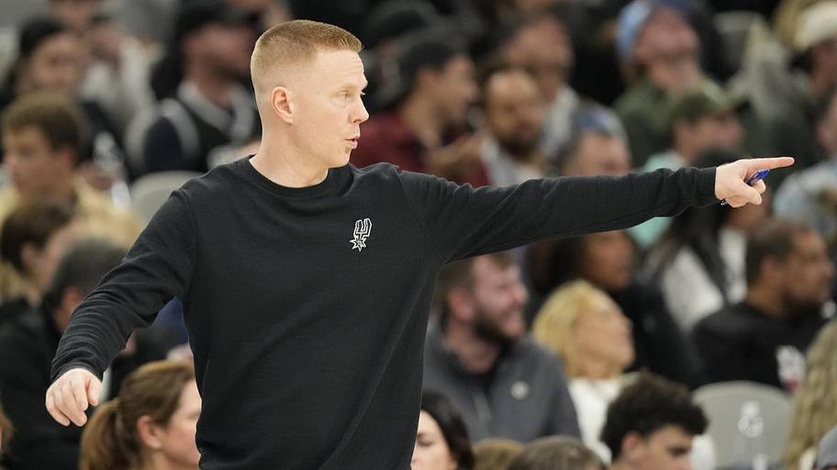  San Antonio Spurs assistant head coach Sean Sweeney signals to players. | Scott Wachter-Imagn Images 