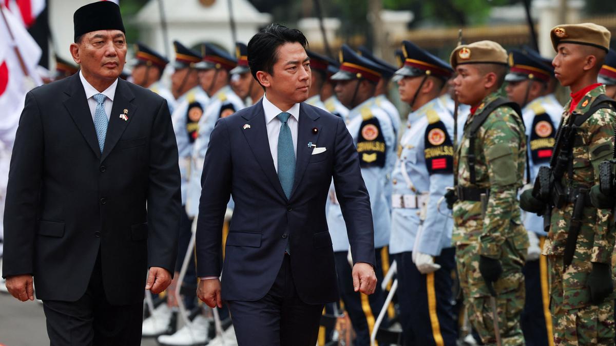 Japan's Defence Minister Shinjiro Koizumi with Indonesia's Defence Minister Sjafrie Sjamsoeddin inspects the honour guards during a welcome ceremony in Jakarta, Indonesia, May 4, 2026. REUTERS/Ajeng Dinar Ulfiana