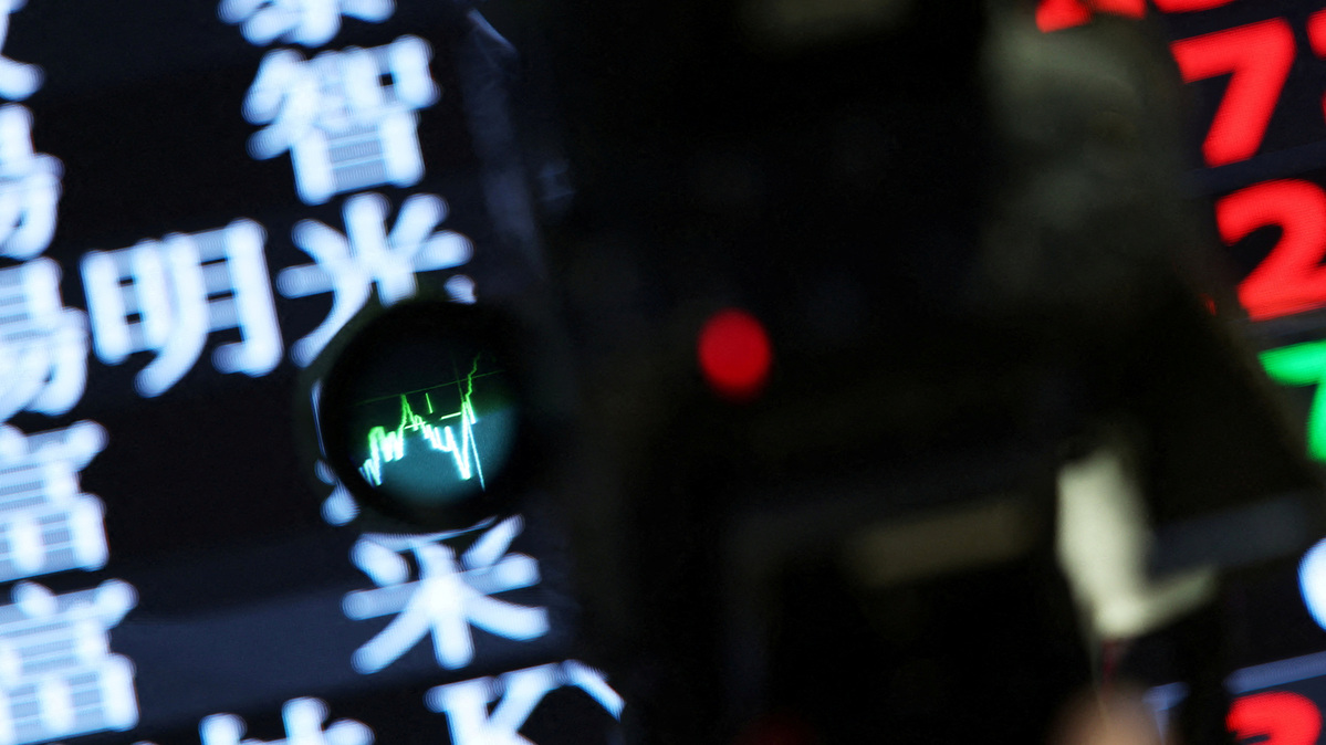 FILE PHOTO: The TAIEX index is pictured through a camera viewfinder at the Taiwan Stock Exchange in Taipei, Taiwan April 21, 2026.  REUTERS/Edgar Su/File Photo
